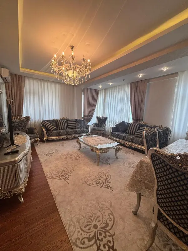 Satılır 4 otaqlı mənzil 180 m²
