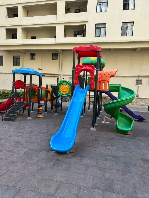Satılır 4 otaqlı mənzil 215 m²