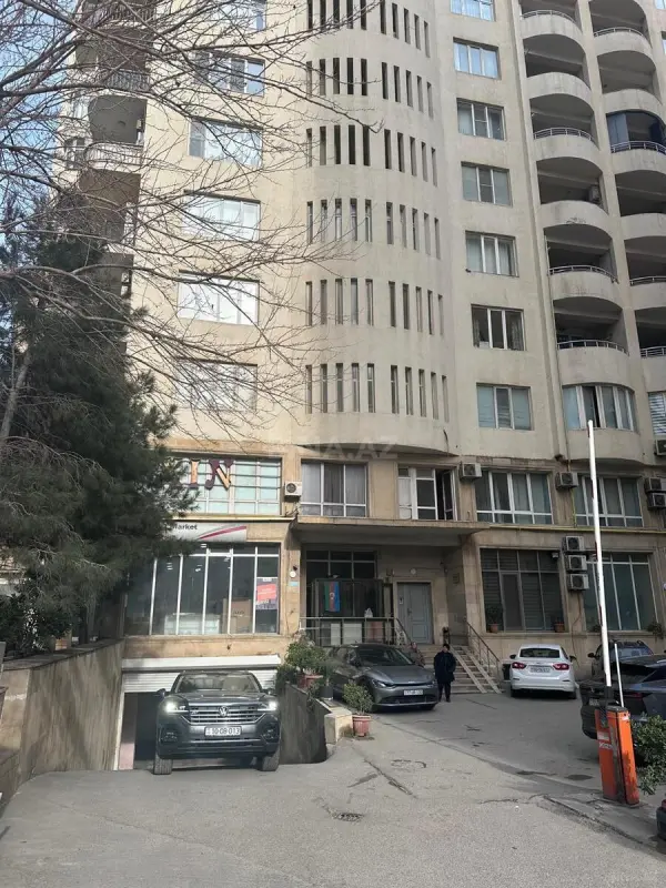 Satılır 8 otaqlı mənzil 400 m²