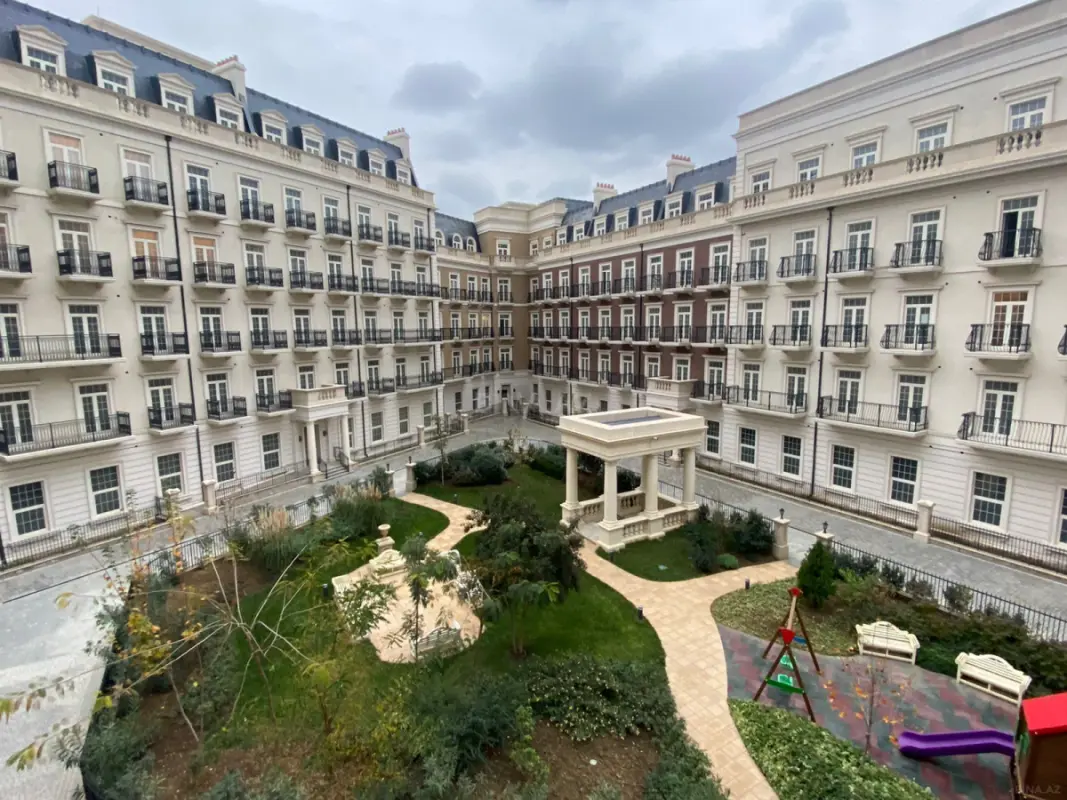 Satılır 3 otaqlı mənzil 135 m²