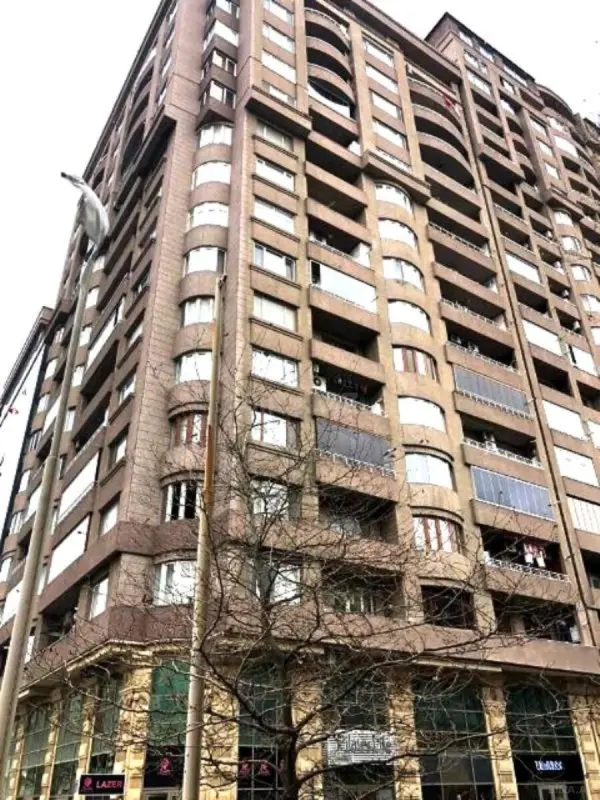 Satılır 5 otaqlı mənzil 300 m²