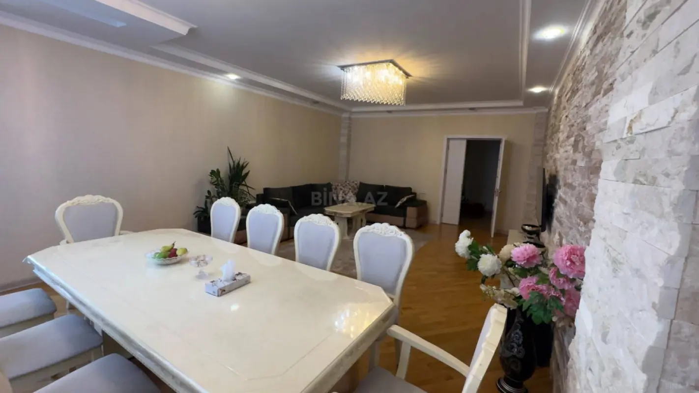 Satılır 3 otaqlı mənzil 130 m²
