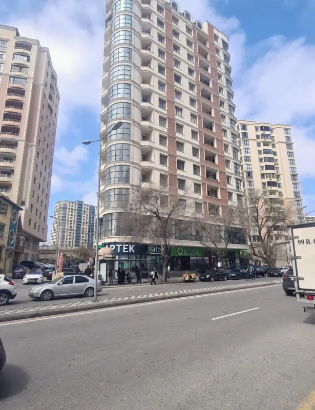 Satılır 4 otaqlı mənzil 168 m²