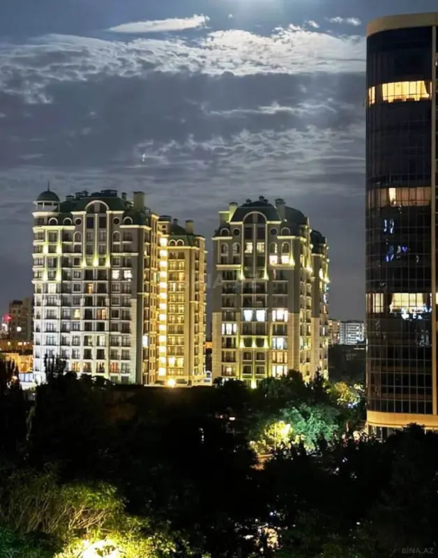 Satılır 4 otaqlı mənzil 215 m²