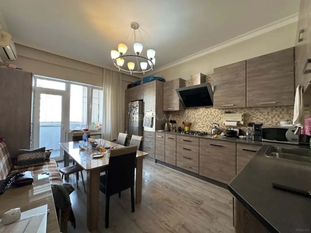 Satılır 4 otaqlı mənzil 130 m²
