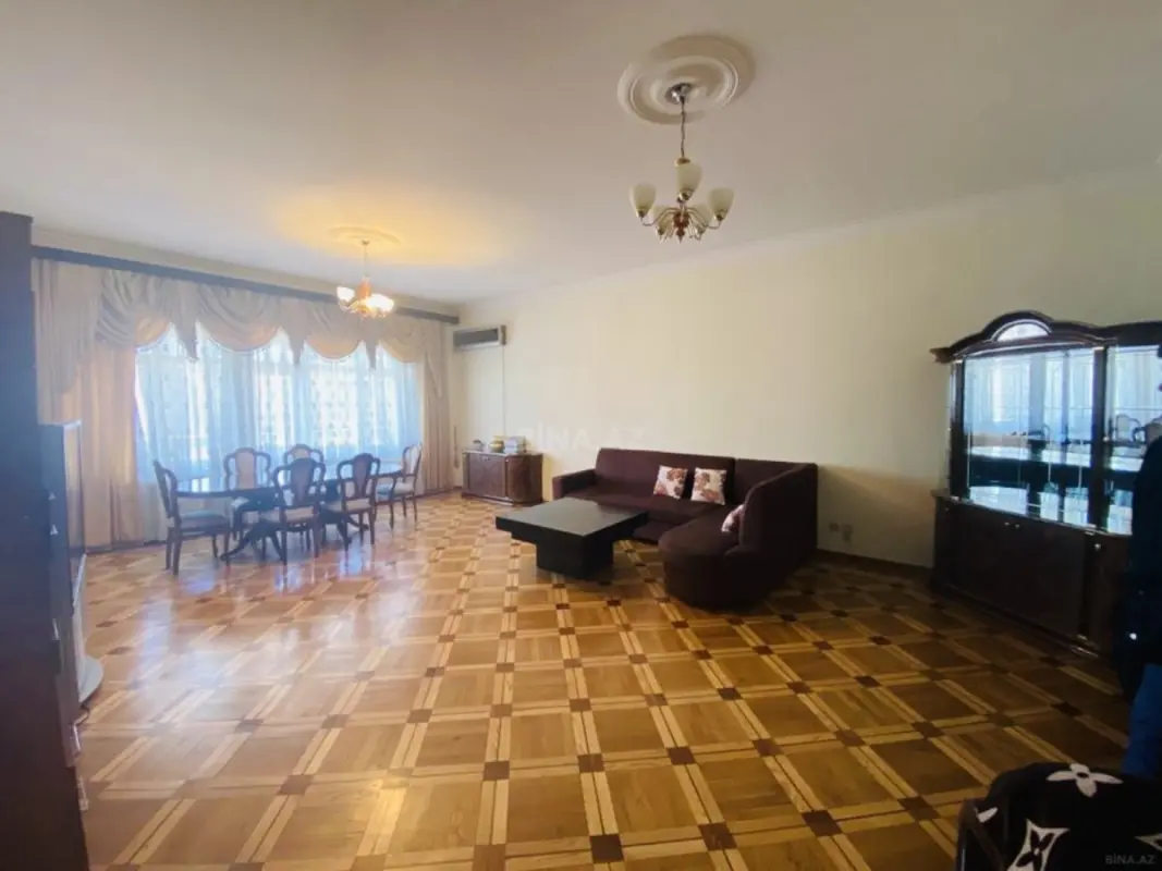 Satılır 4 otaqlı mənzil 200 m²