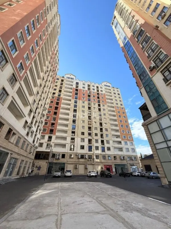 Satılır 4 otaqlı mənzil 176 m²