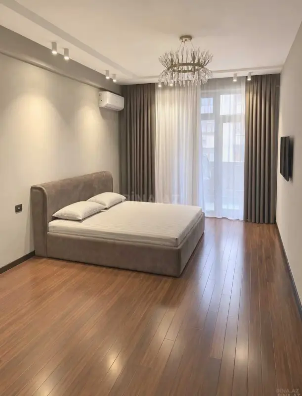 Satılır 3 otaqlı mənzil 157 m²