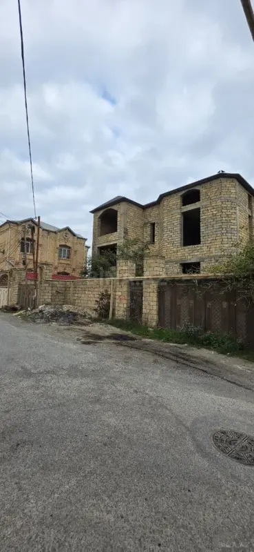 Satılır 9 otaqlı həyət evi 400 m²