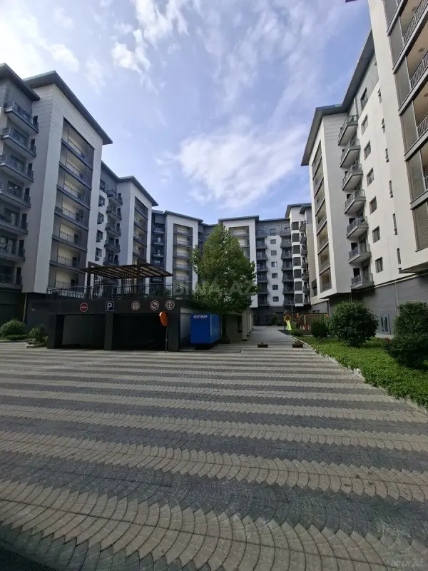 Satılır 10 otaqlı mənzil 370 m²