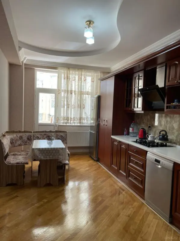 Satılır 3 otaqlı mənzil 163 m²