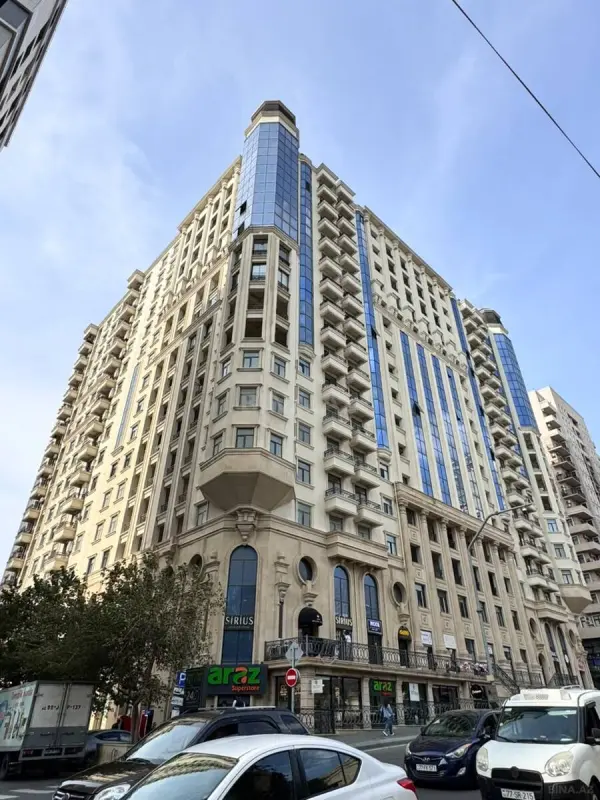 Satılır 4 otaqlı mənzil 242 m²