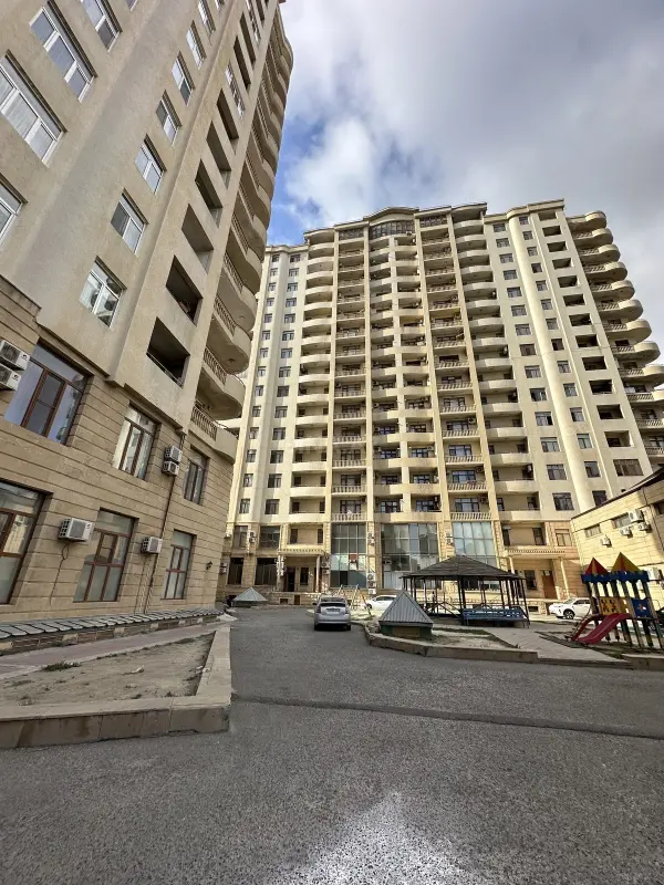 Satılır 3 otaqlı mənzil 156 m²