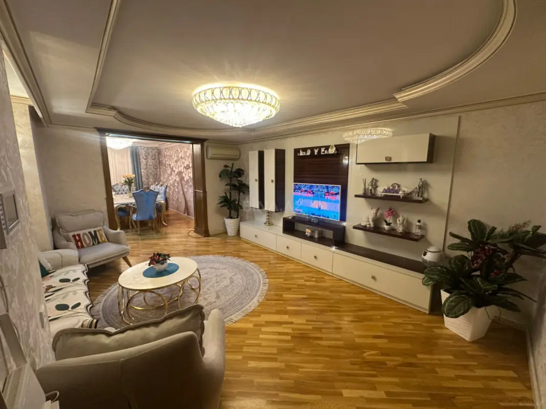 Satılır 5 otaqlı mənzil 135 m²
