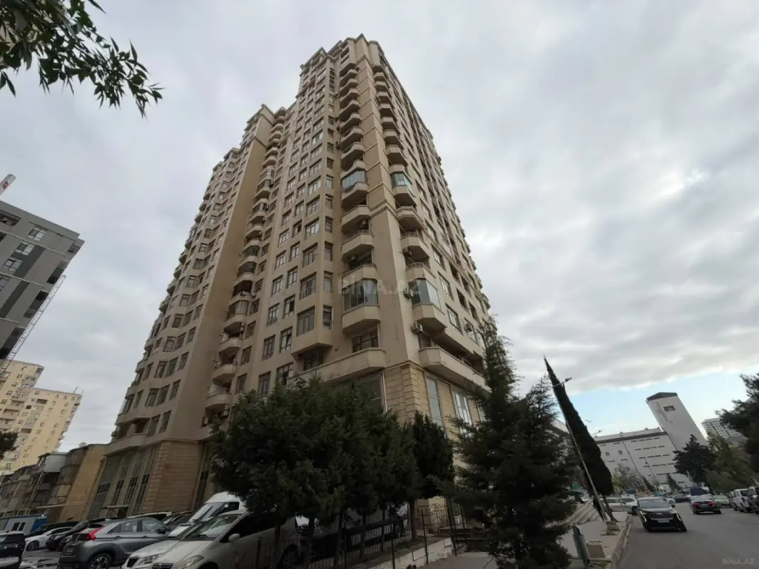Satılır 5 otaqlı mənzil 347 m²