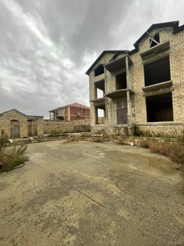 Satılır 9 otaqlı həyət evi 650 m²