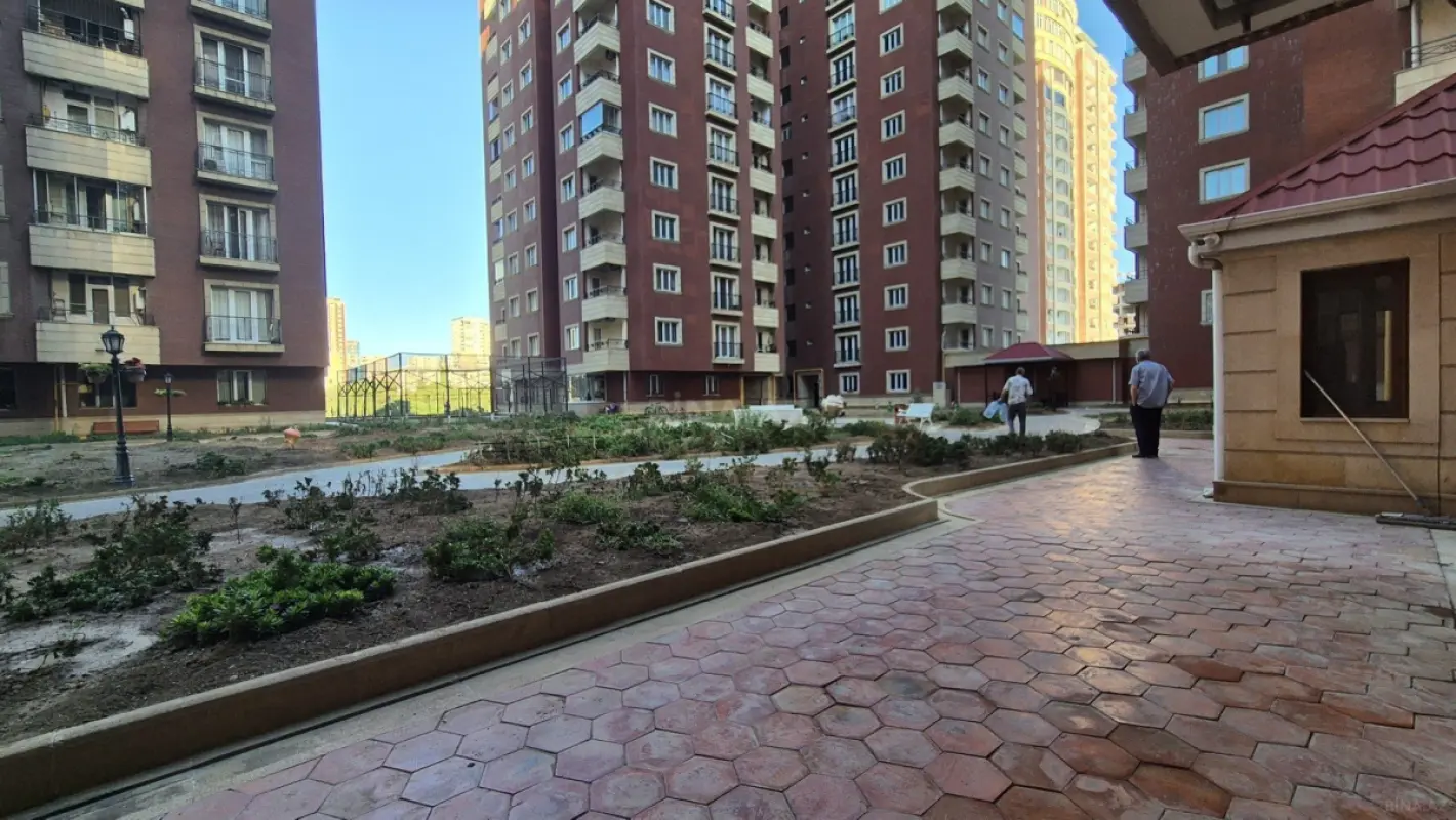 Satılır 4 otaqlı mənzil 190 m²