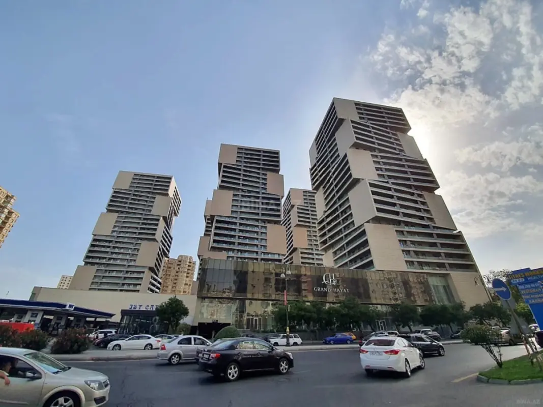 Satılır 2 otaqlı mənzil 106 m²