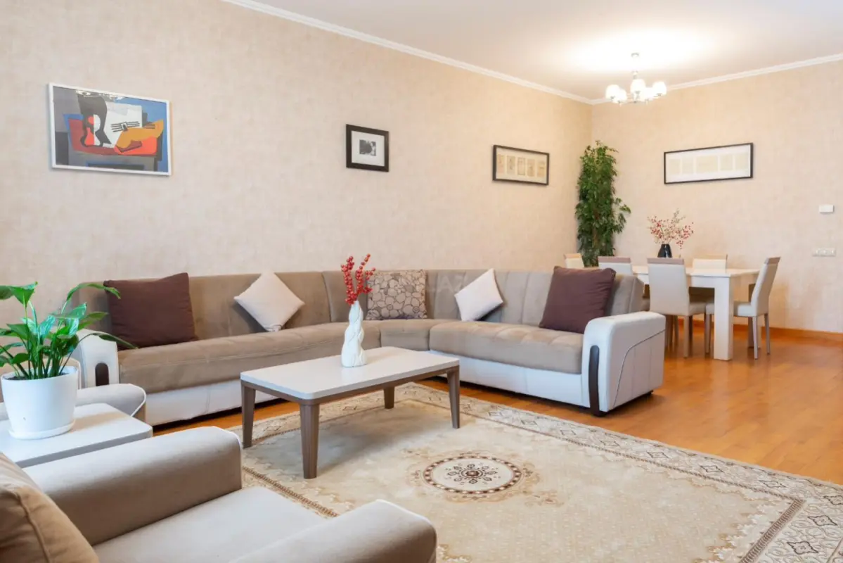 Kirayə verilir 4 otaqlı mənzil 210 m²