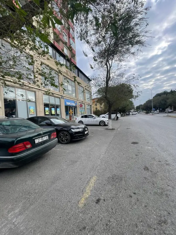 Satılır obyekt 745 m²