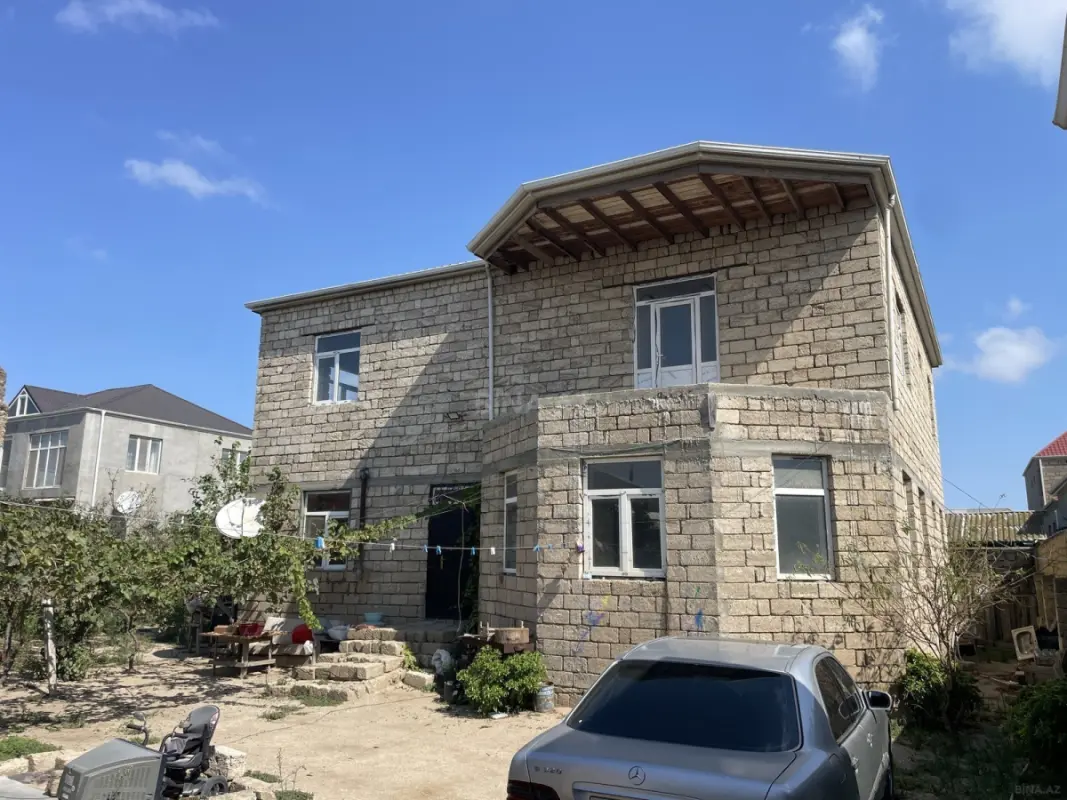Satılır 8 otaqlı həyət evi 300 m²