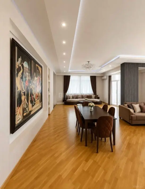 Satılır 6 otaqlı mənzil 240 m²