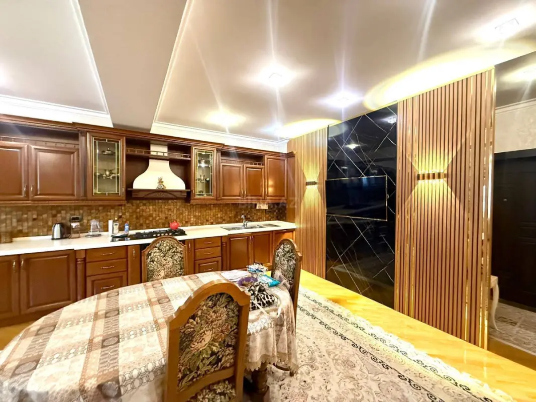 Satılır 4 otaqlı mənzil 240 m²