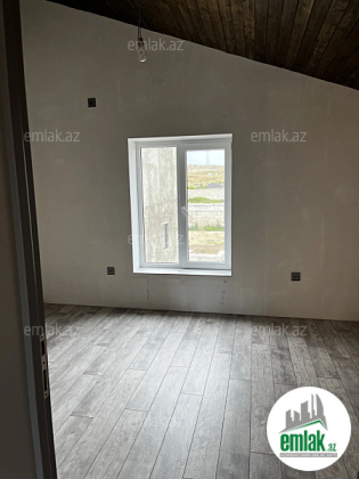 Satılır 4 otaqlı mənzil 140 m²