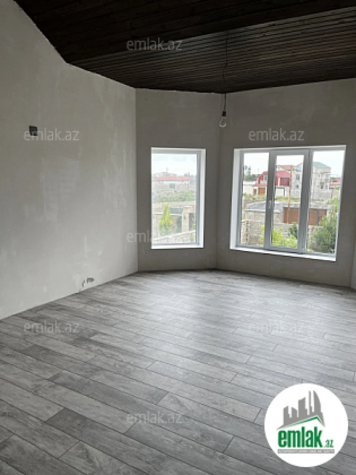 Satılır 4 otaqlı mənzil 140 m²