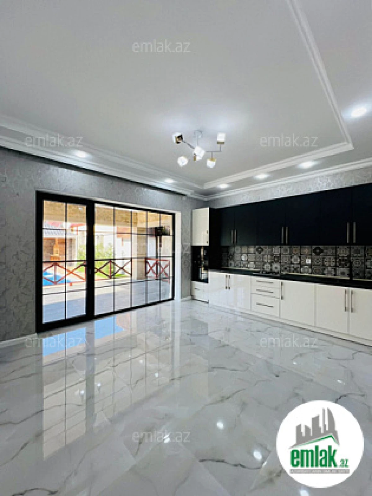 Satılır 4 otaqlı mənzil 190 m²