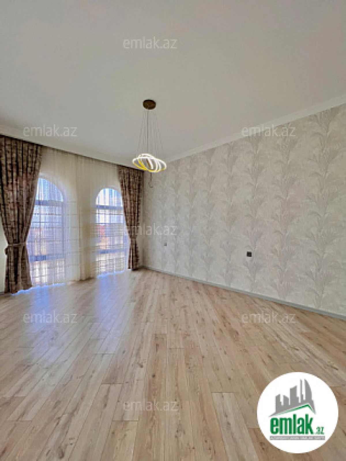 Satılır 4 otaqlı mənzil 220 m²