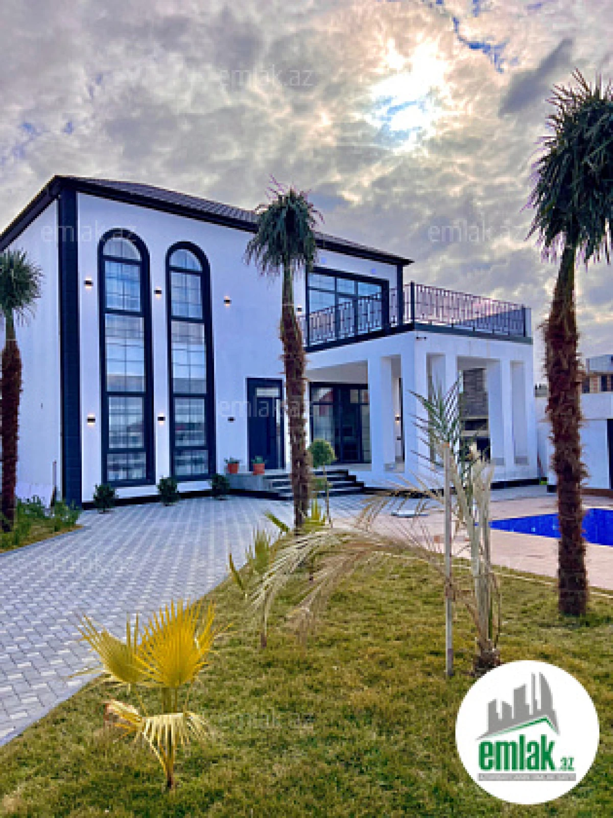 Satılır 4 otaqlı mənzil 220 m²