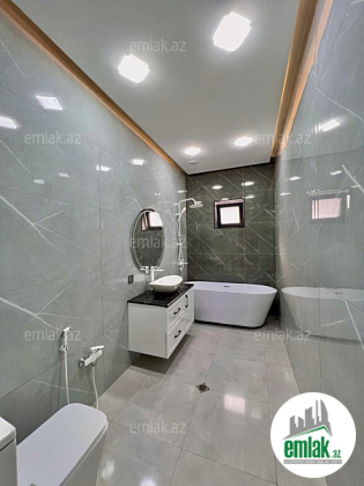 Satılır 4 otaqlı mənzil 220 m²