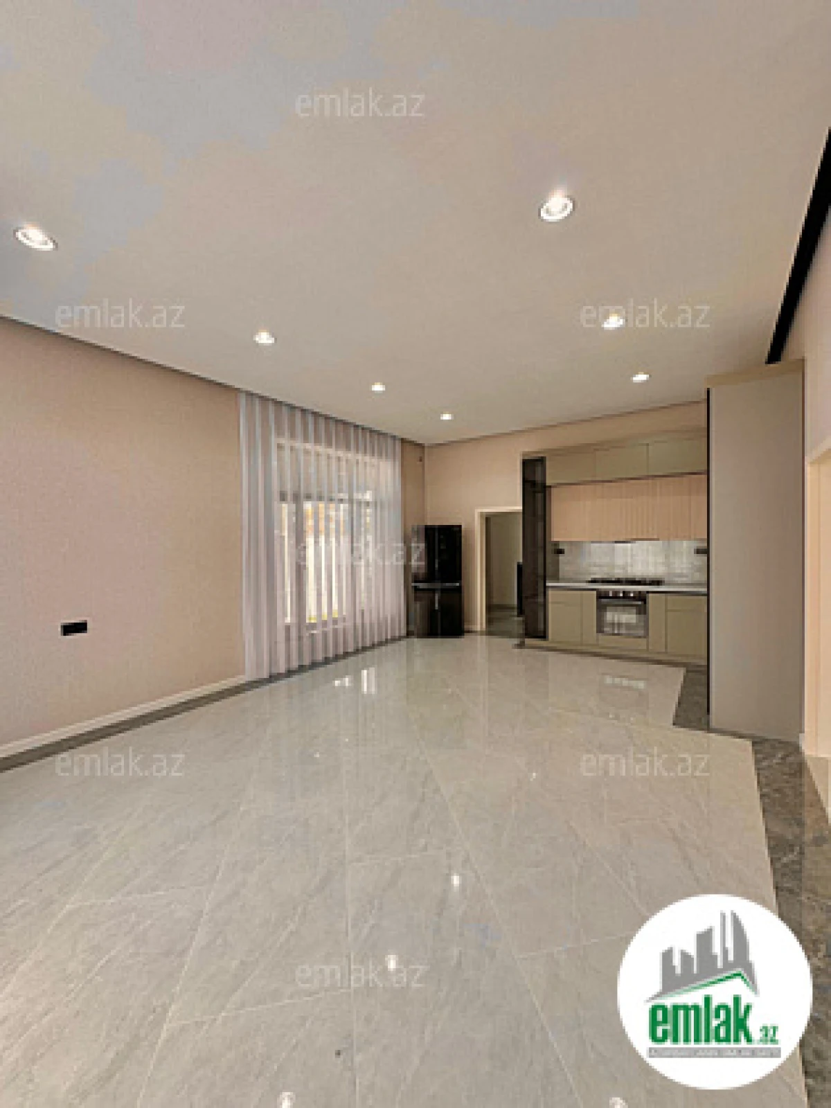 Satılır 5 otaqlı mənzil 380 m²