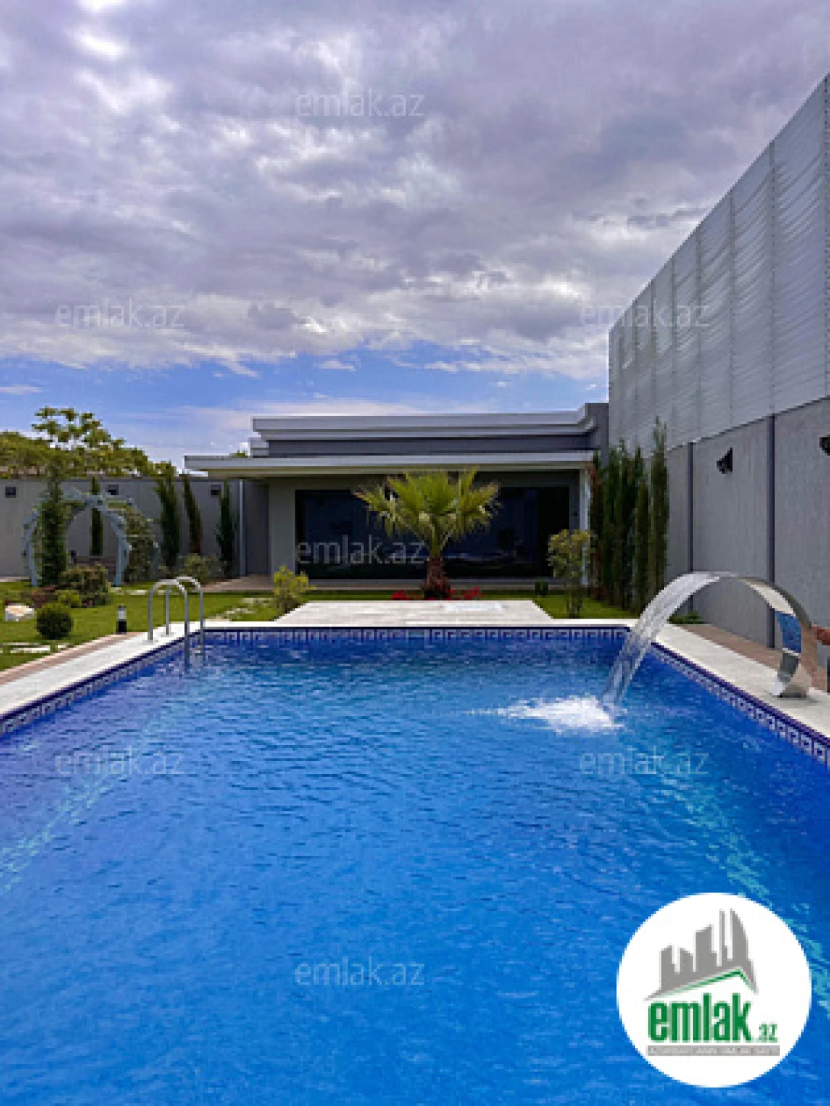 Satılır 5 otaqlı mənzil 380 m²