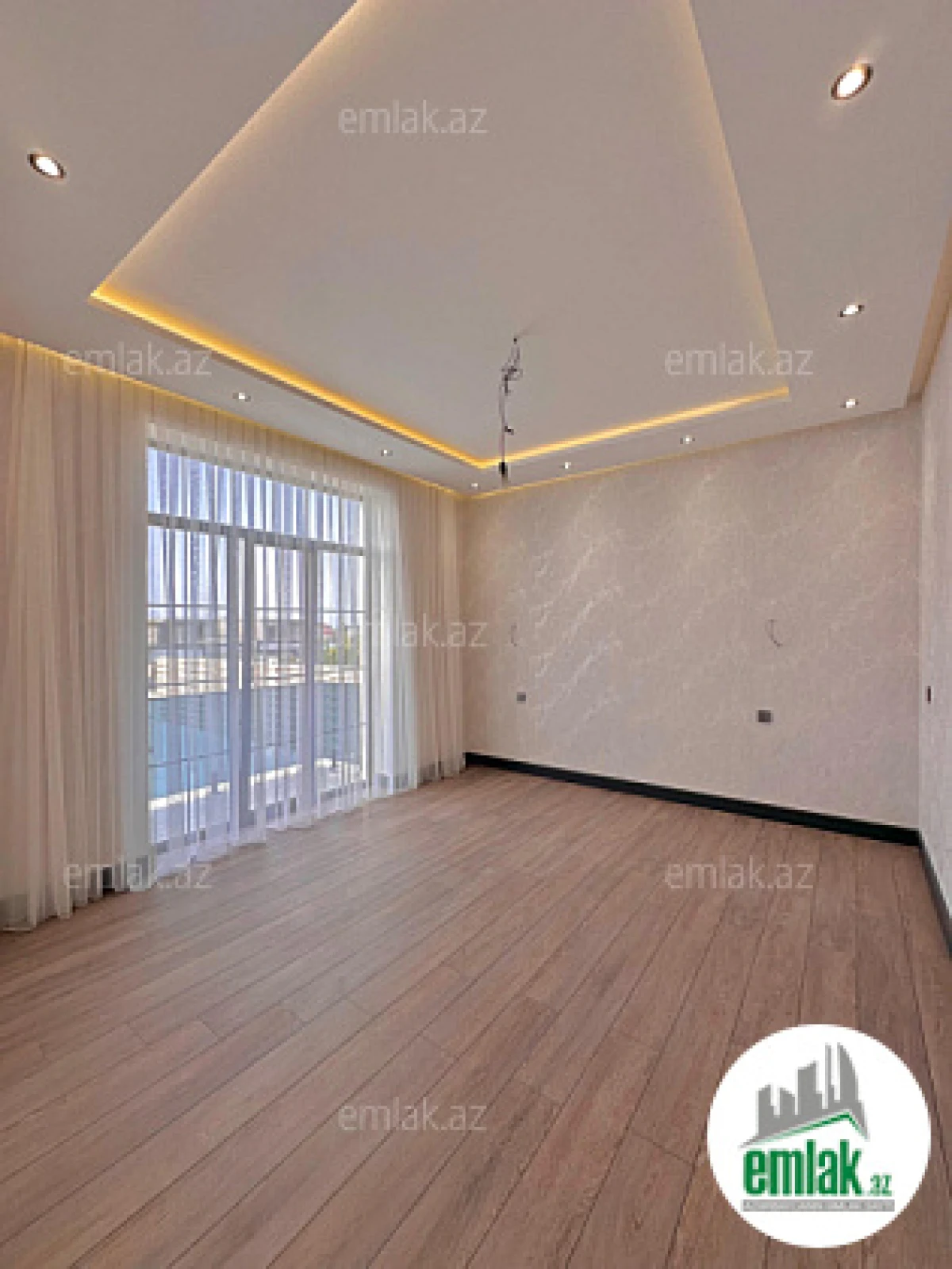 Satılır 6 otaqlı mənzil 300 m²