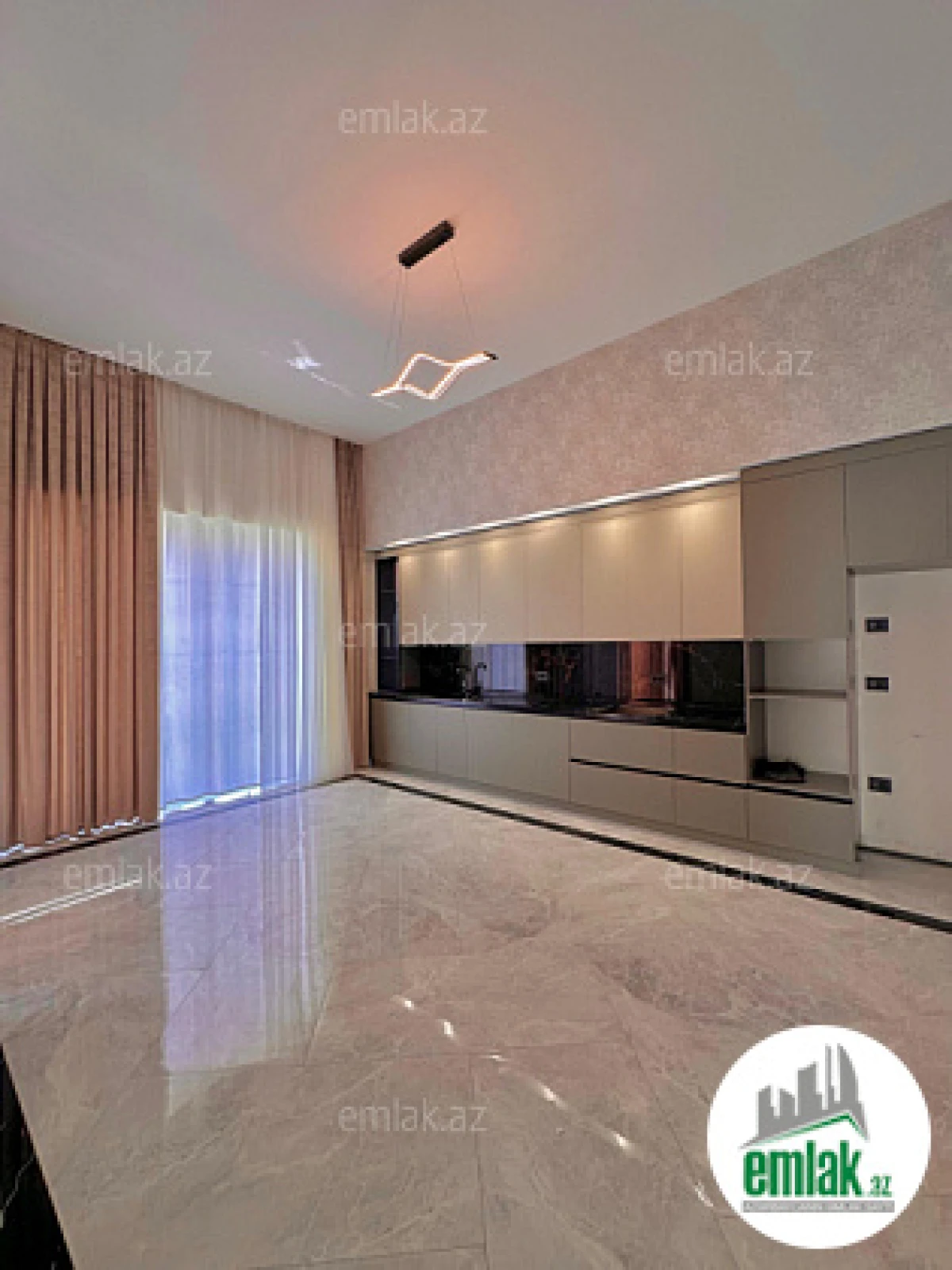 Satılır 6 otaqlı mənzil 400 m²