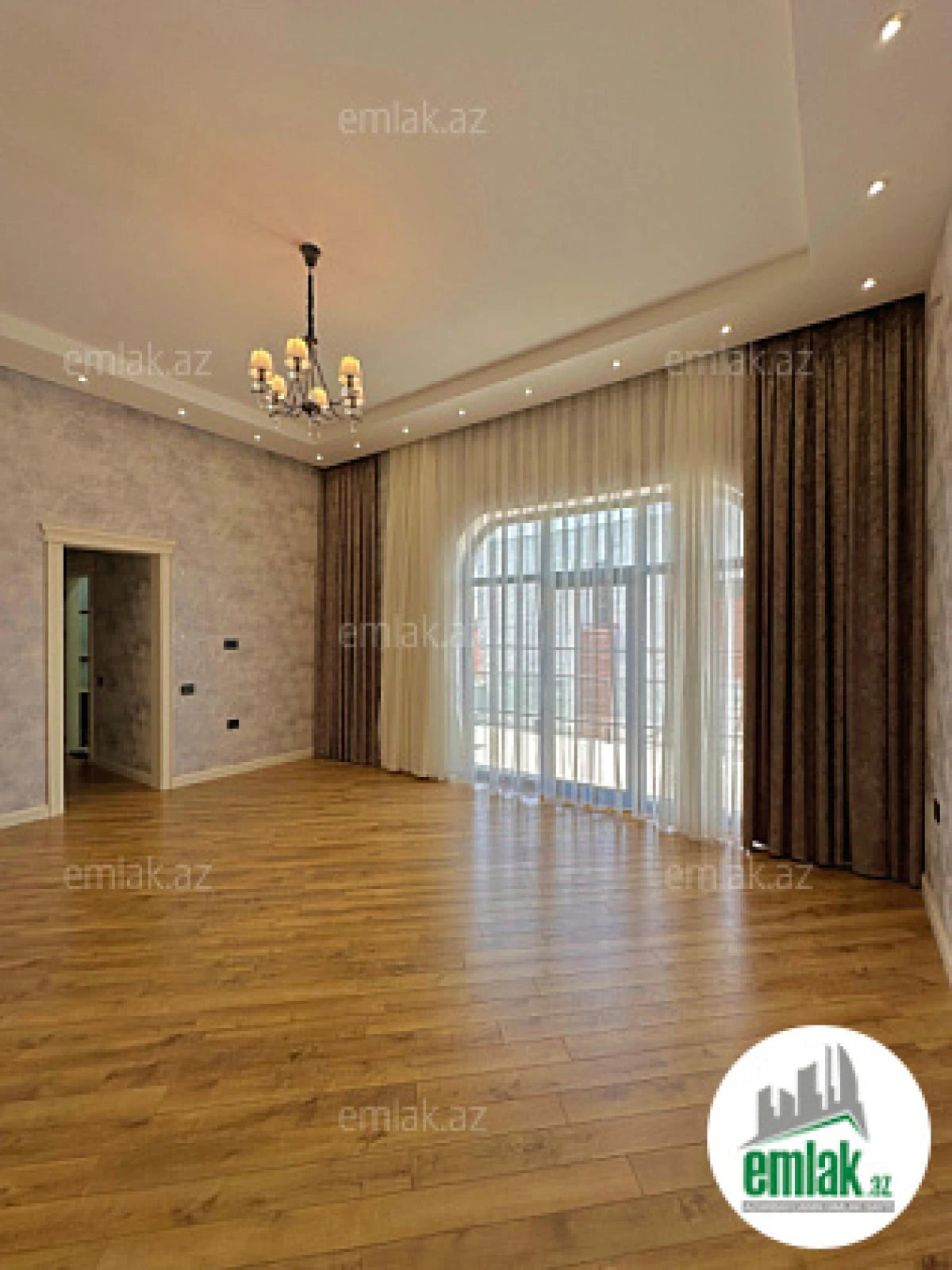 Satılır 6 otaqlı mənzil 400 m²