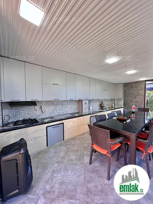 Satılır 4 otaqlı mənzil 240 m²