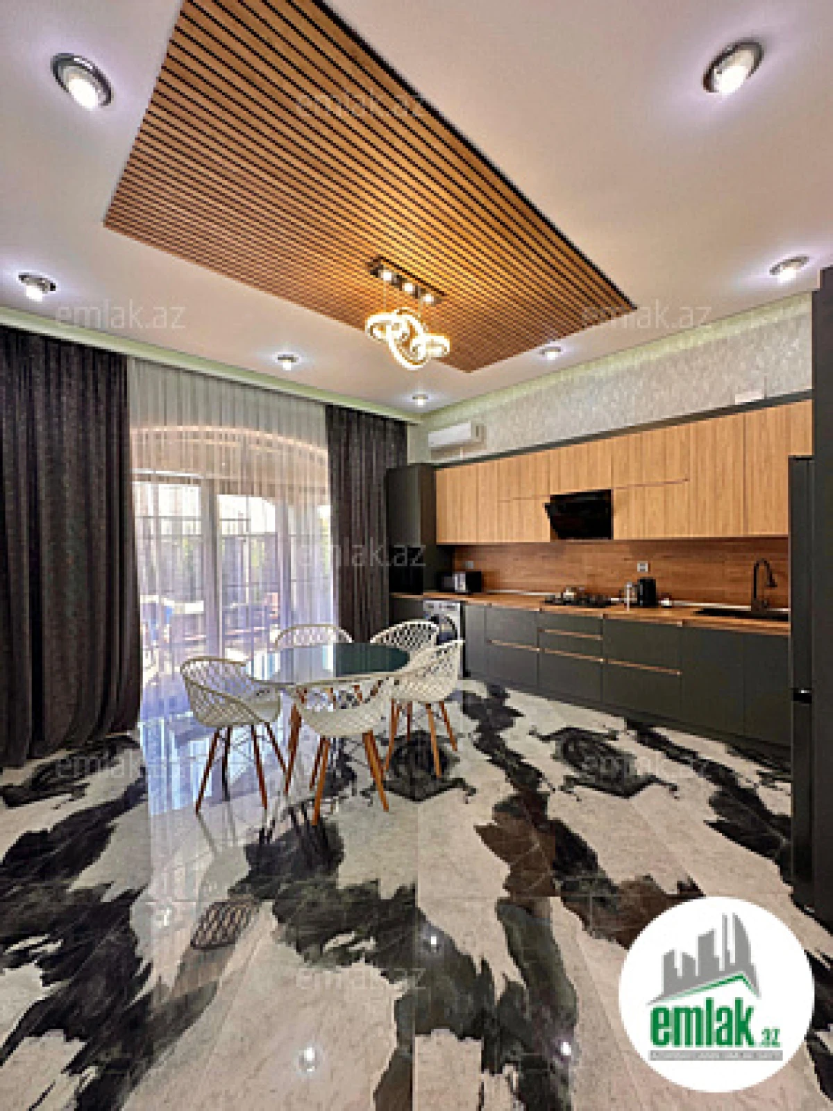 Satılır 4 otaqlı mənzil 240 m²