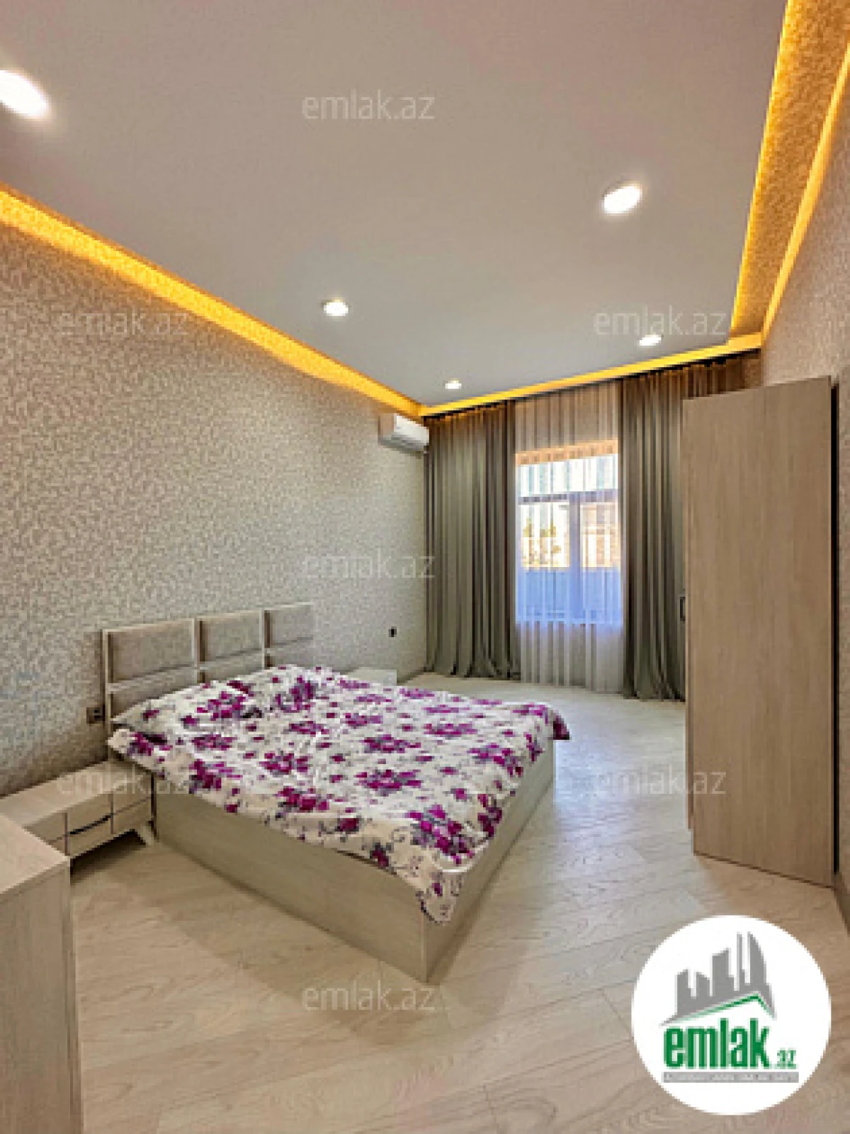 Satılır 4 otaqlı mənzil 240 m²