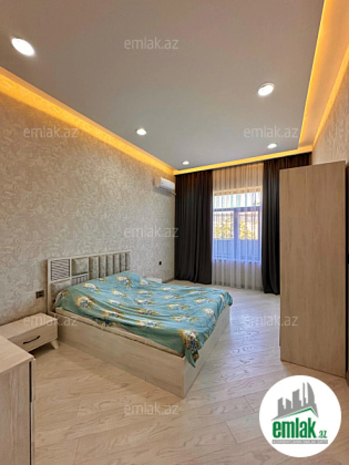 Satılır 4 otaqlı mənzil 240 m²
