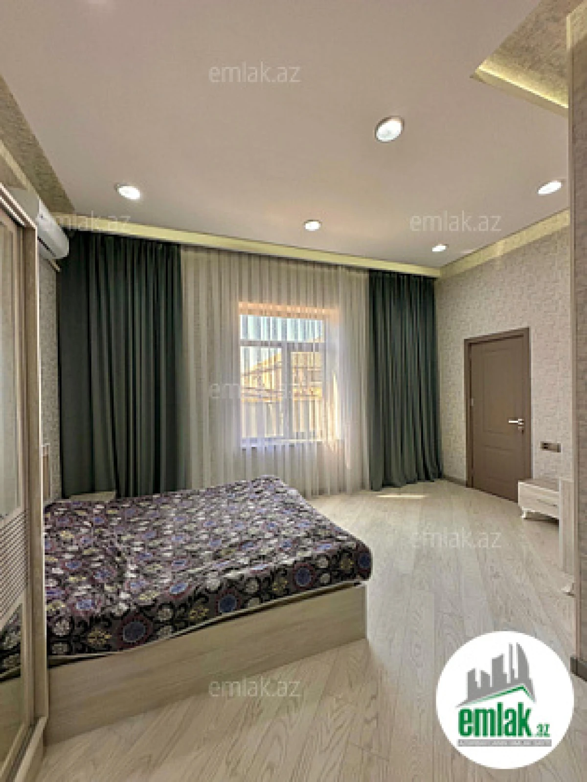 Satılır 4 otaqlı mənzil 240 m²