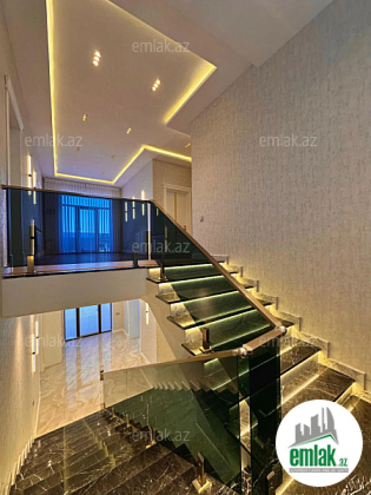 Satılır 6 otaqlı mənzil 300 m²