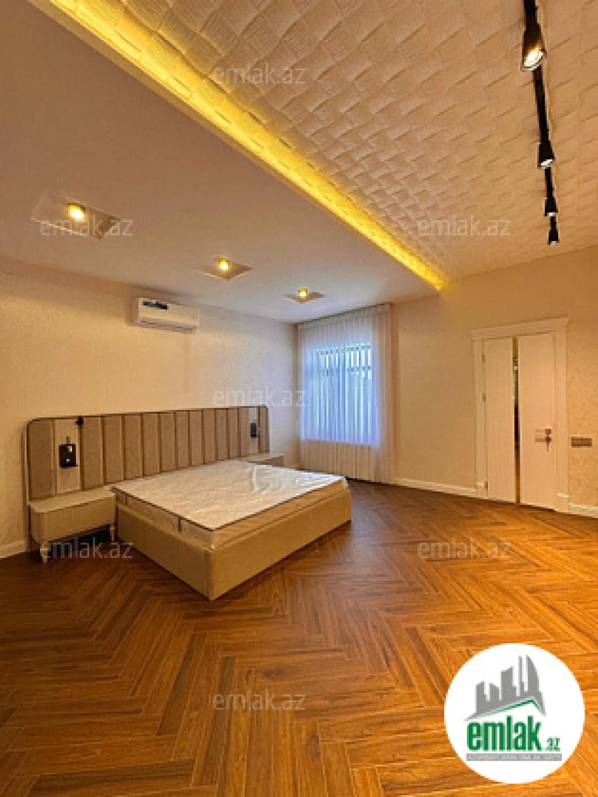 Satılır 6 otaqlı mənzil 300 m²