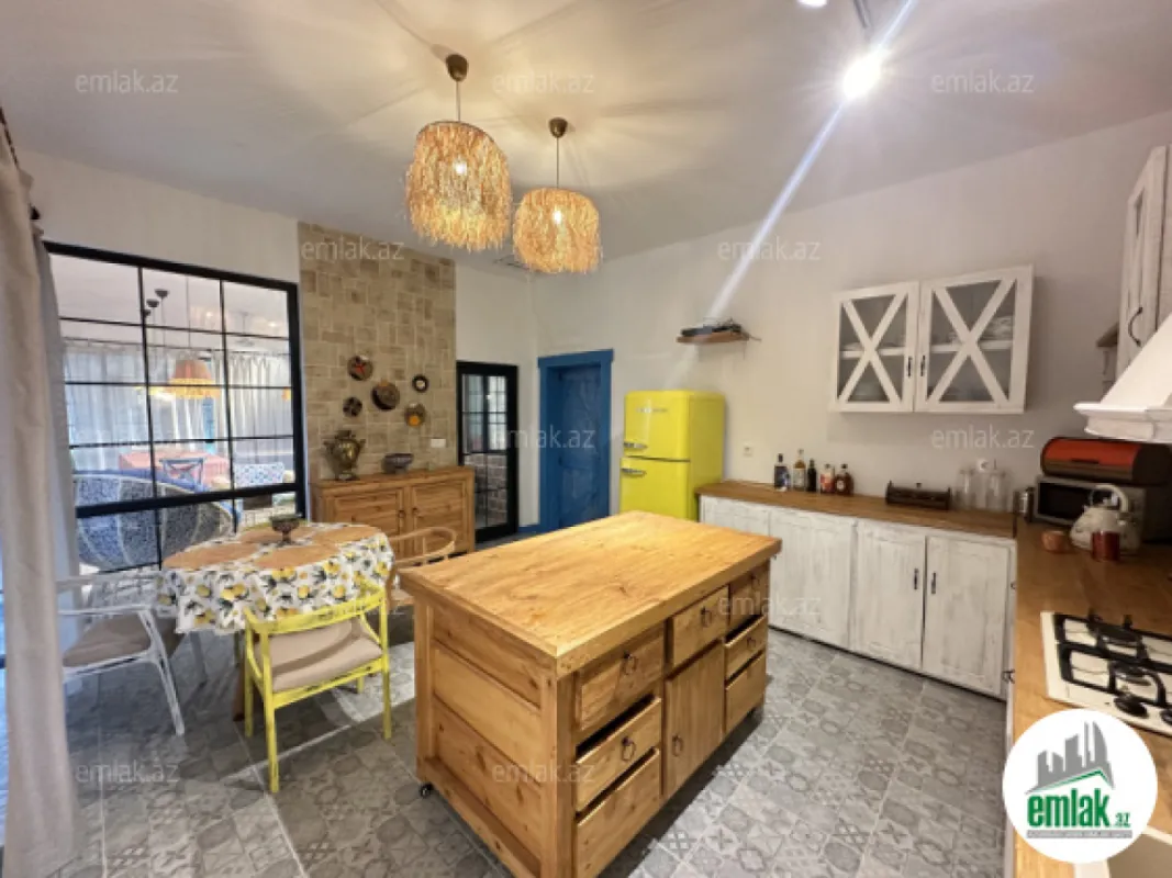 Satılır 4 otaqlı mənzil 140 m²