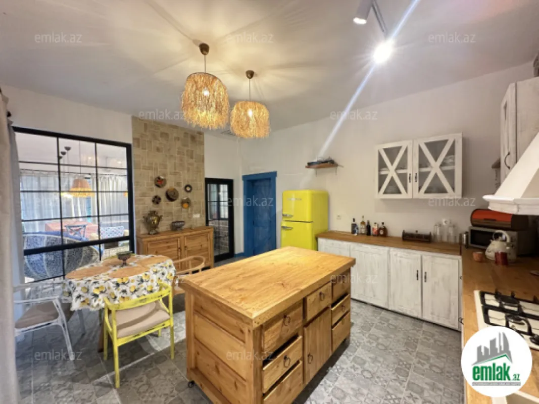 Satılır 4 otaqlı mənzil 140 m²