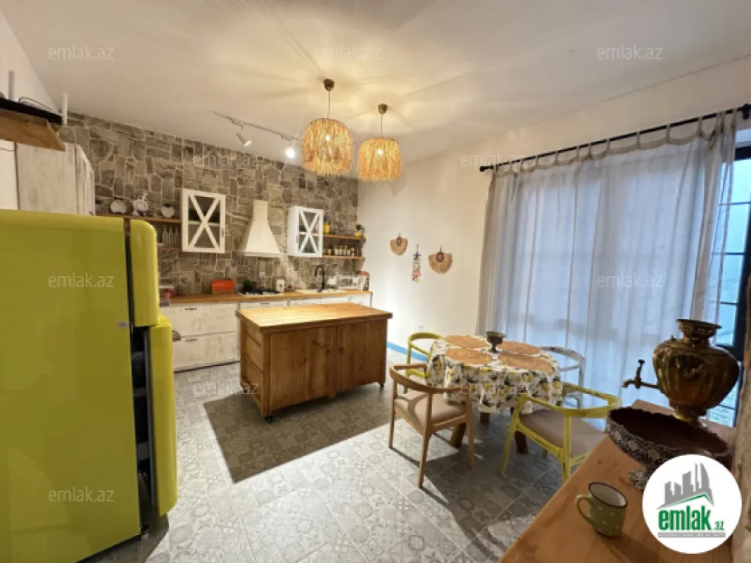 Satılır 4 otaqlı mənzil 140 m²