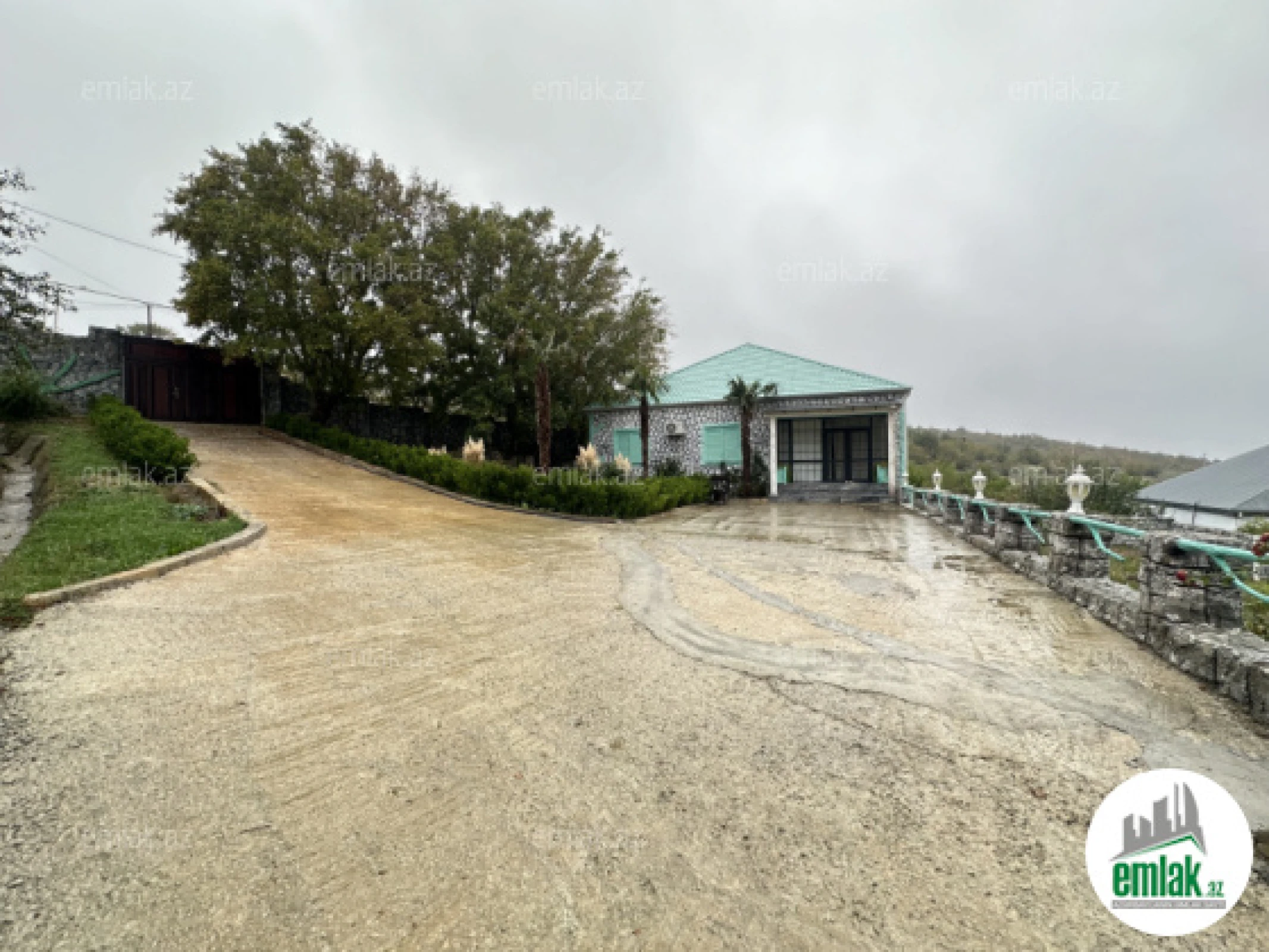 Satılır 4 otaqlı mənzil 140 m²