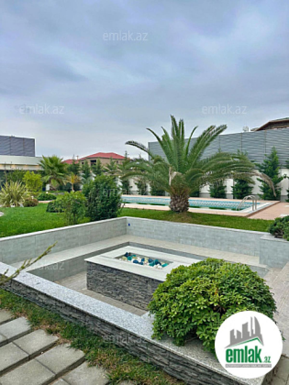 Satılır 6 otaqlı mənzil 350 m²